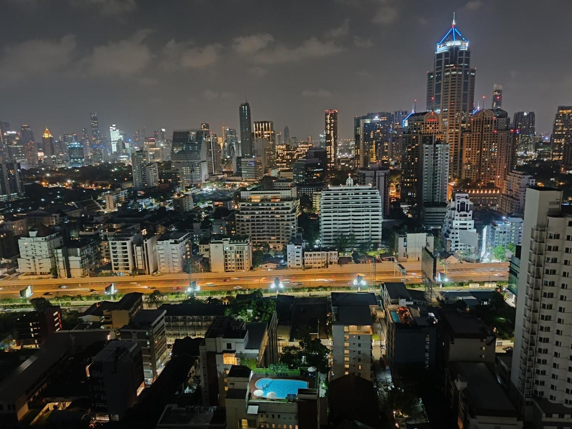Affordable Serviced Apartments In Nana Omni Tower - Prime Sukhumvit Location Bangkok Eksteriør bilde